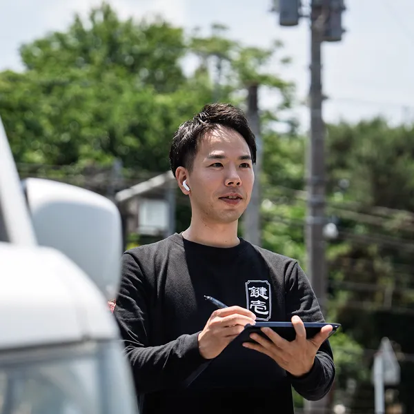 お客様に料金を丁寧に説明している鍵壱のスタッフ
