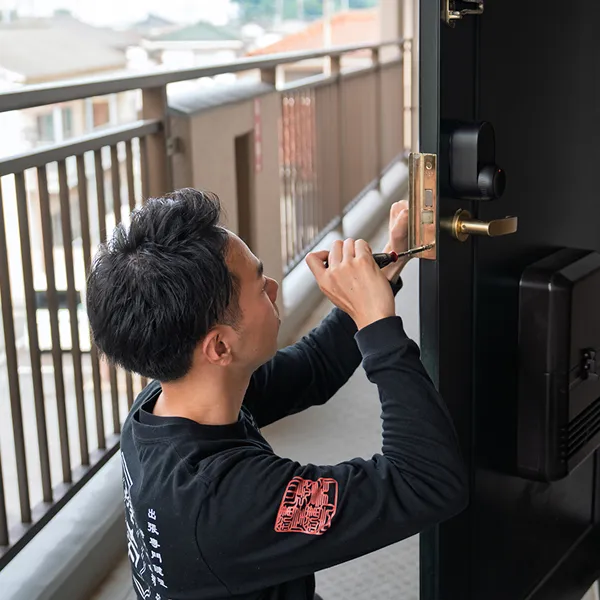 精密な技術で鍵を壊さずに解錠する作業風景